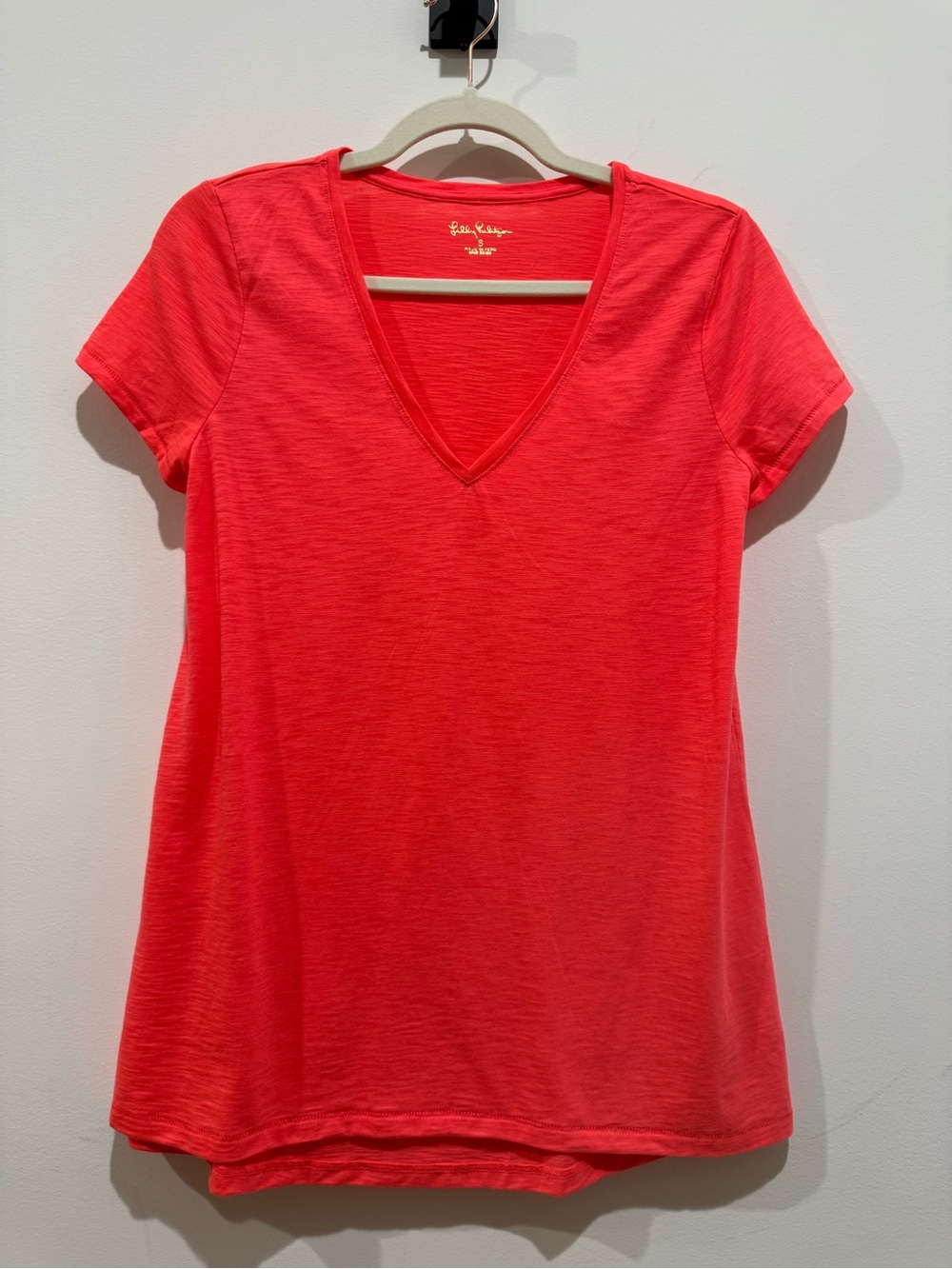 Lilly Pulitzer Etta Bright  Coral V-Neck Short Sleeve  cotton Tee SzS NWOT